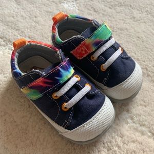 See Kai Run Stevie II First Walker in Navy/Tie Dye Size 5